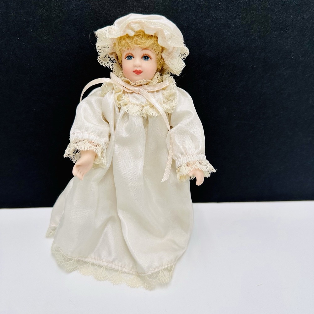 Vintage Dynasty Dolls 7" Betsy Ann Porcelain Doll With Dress & Bonnet Thailand